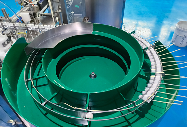 自动喷雾剂瓶灌装旋盖机重磅亮相：一体化灌旋解决方案！(图1)