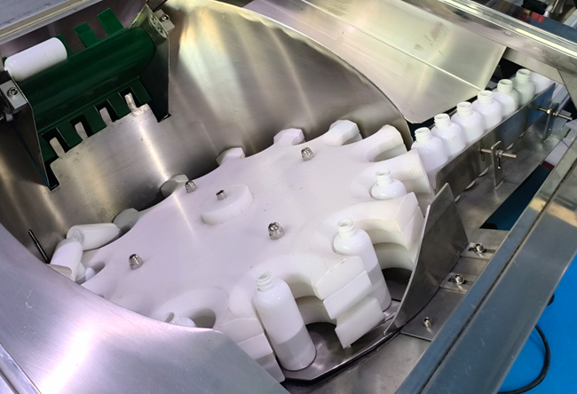 自动喷雾剂瓶灌装旋盖机重磅亮相：一体化灌旋解决方案！(图2)