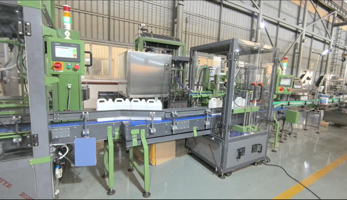 智能化称重灌装线亮相 实现机油润滑油精准计量分装(图1) 智能化称重灌装线亮相 实现机油润滑油精准计量分装(图1)