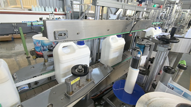 智能化称重灌装线亮相 实现机油润滑油精准计量分装(图2) 智能化称重灌装线亮相 实现机油润滑油精准计量分装(图2)